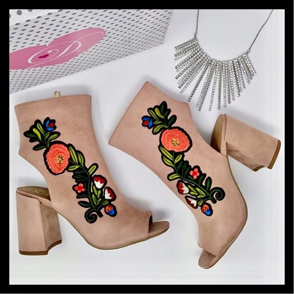 Delicious Shoes - ❤️Size 7.5 Embroider Rose Patch Heel Booties